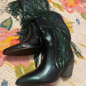 Women’s size 9 fringed western style boots. Never worn.